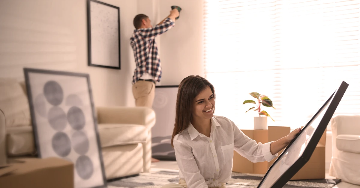 Vyras ir moteris remontuoja namus